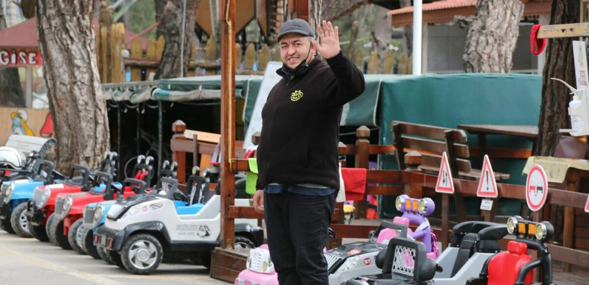 Hırsız karga iş başında! Anahtarı önce defterin arasına sakladı sonra çalıp kaçtı