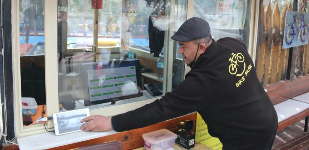 Hırsız karga iş başında! Anahtarı önce defterin arasına sakladı sonra çalıp kaçtı