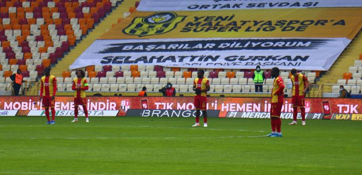 Yeni Malatyasporlu futbolcular maça protesto ile başladı