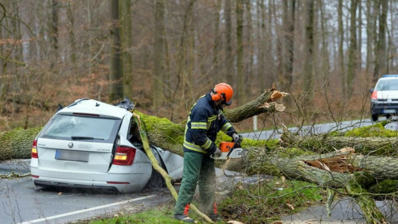 'Zeynep' Kasırgası yüzünden Avrupa'da 16 kişi öldü