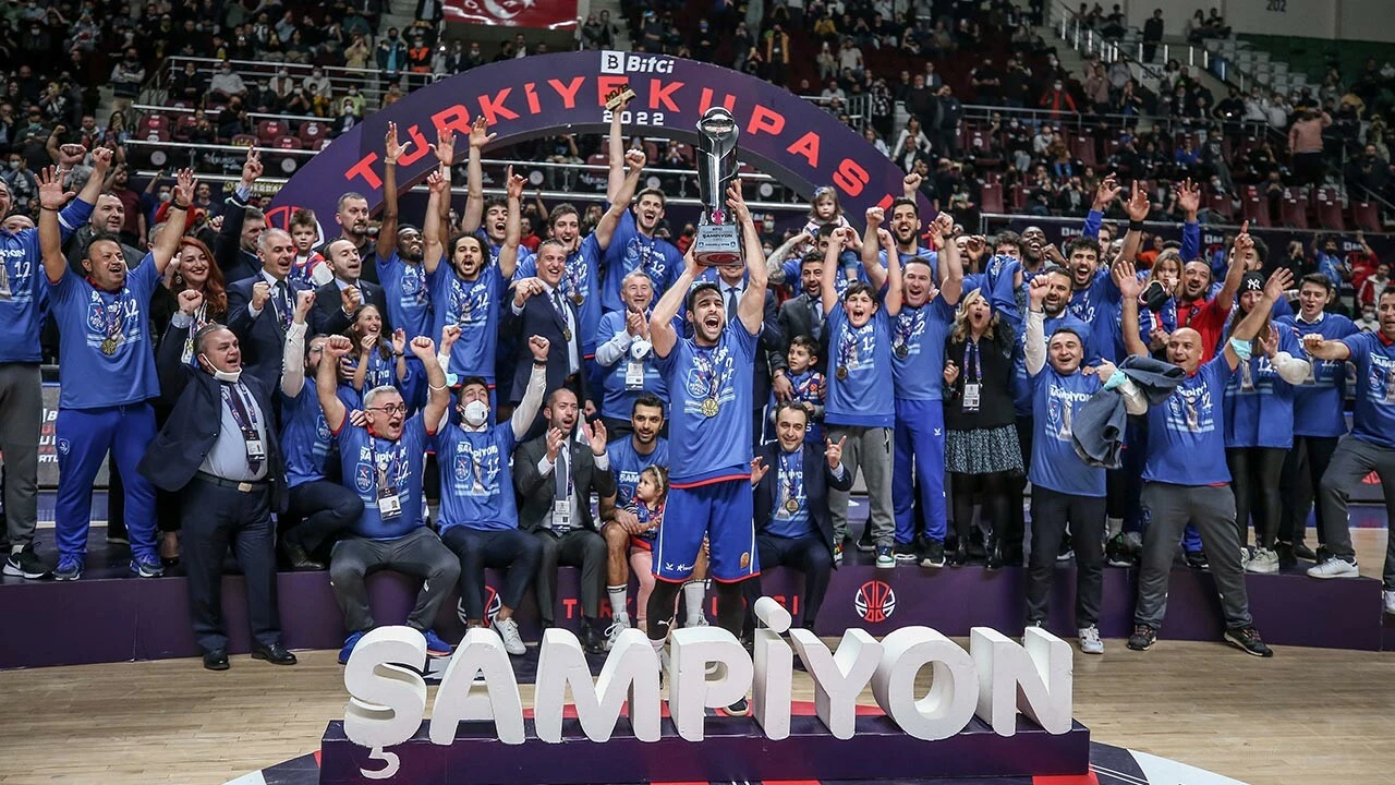 Fenerbahçe'yi deviren Anadolu Efes Türkiye Kupası şampiyonu