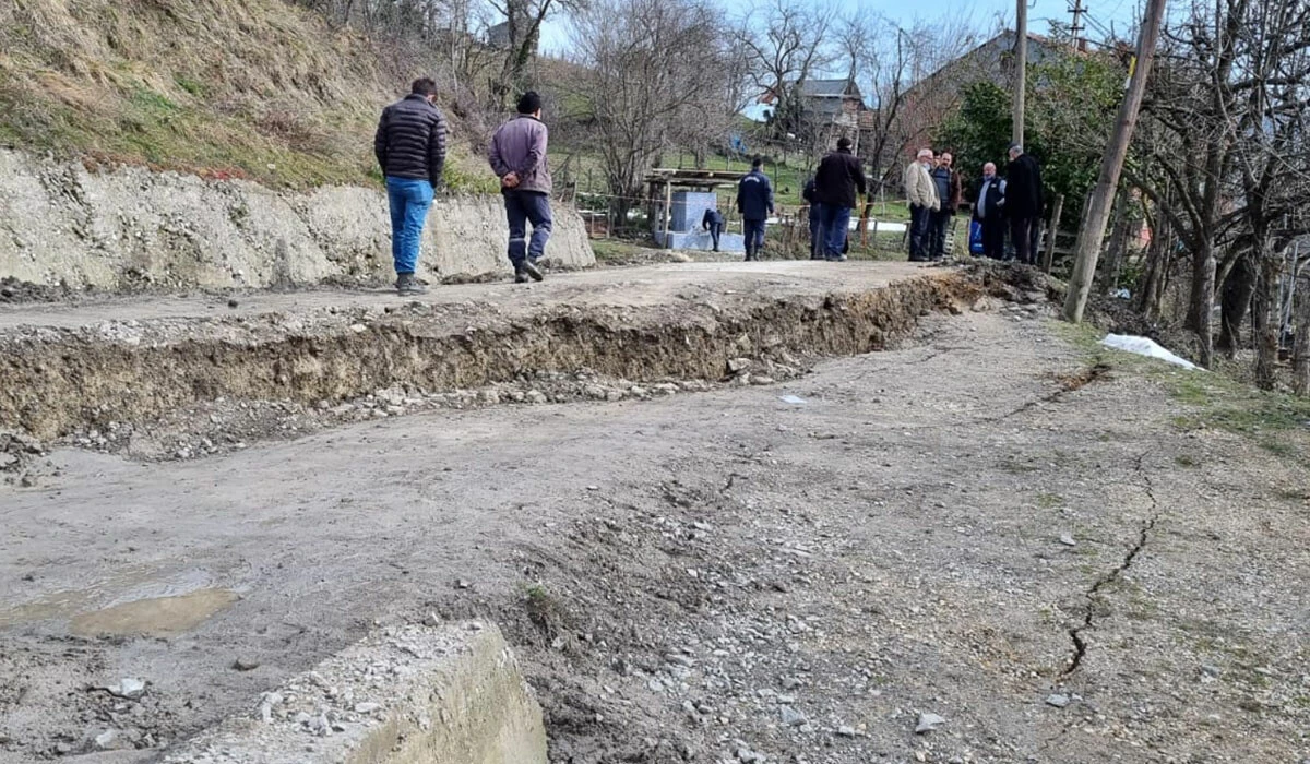 Karabük'te heyelan nedeniyle 9 ev boşaltıldı! Yollar ve bahçelerde çökme oluştu