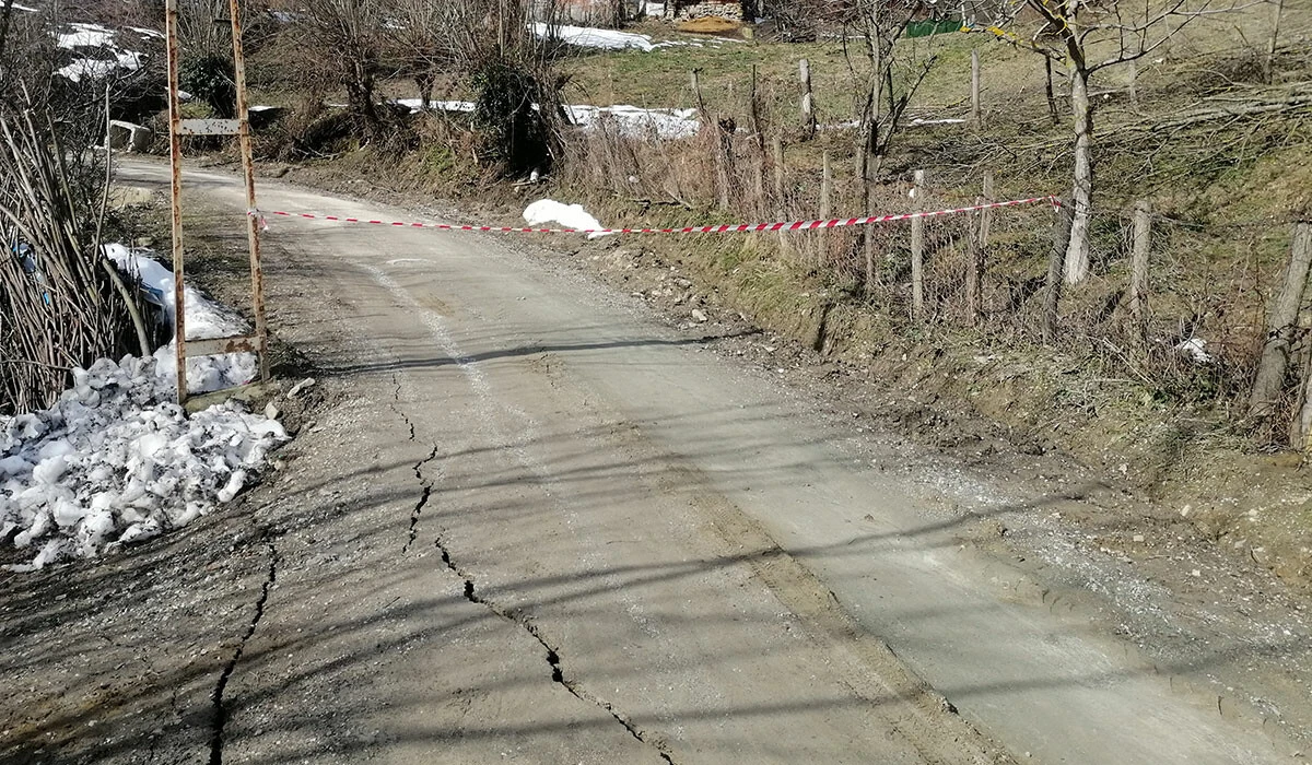 Karabük'te heyelan nedeniyle 9 ev boşaltıldı! Yollar ve bahçelerde çökme oluştu