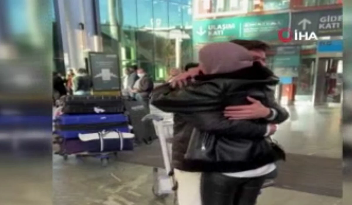 İki kardeş 6 yıl sonra buluştu! Havalimanında duygu dolu anlar