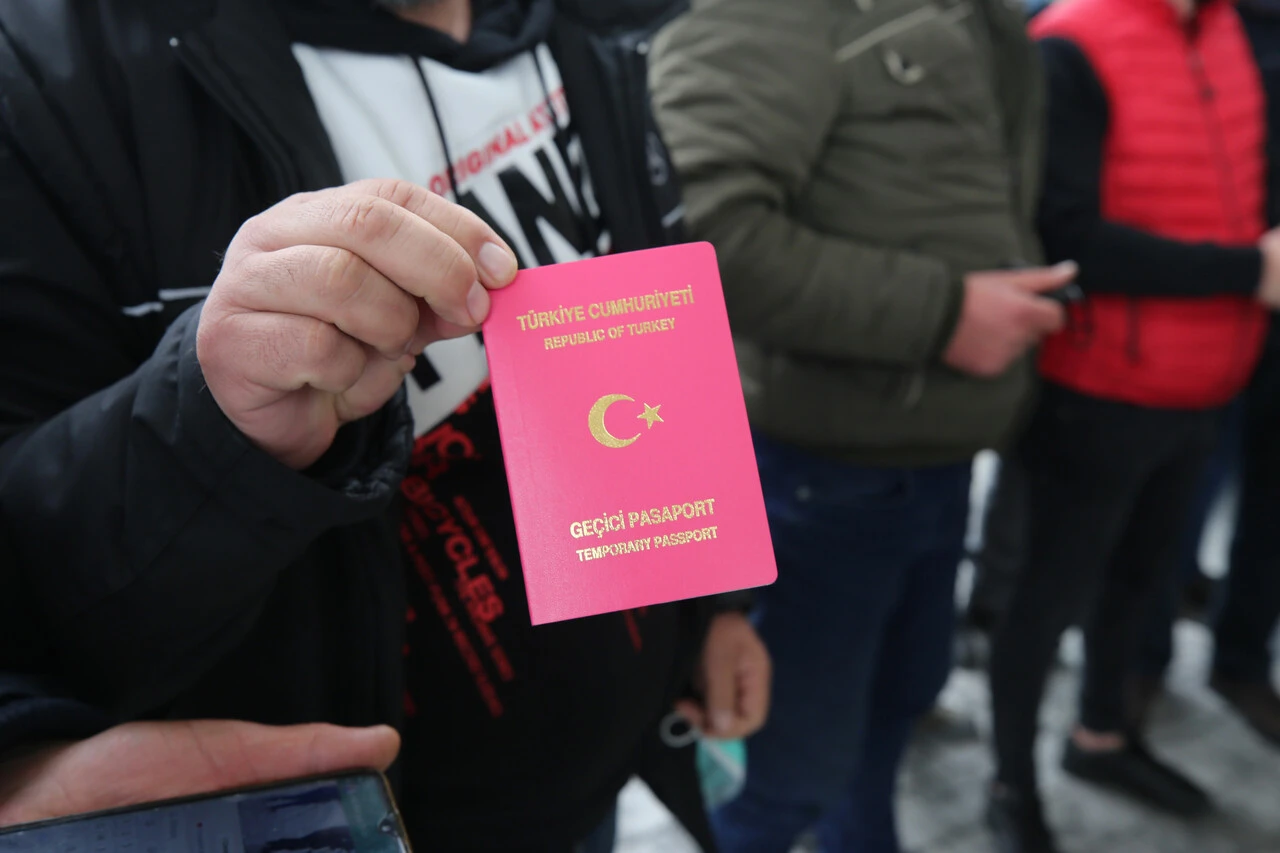 Yunanistan'da yangın çıkan feribottaki Türk vatandaşları Türkiye'ye getirildi