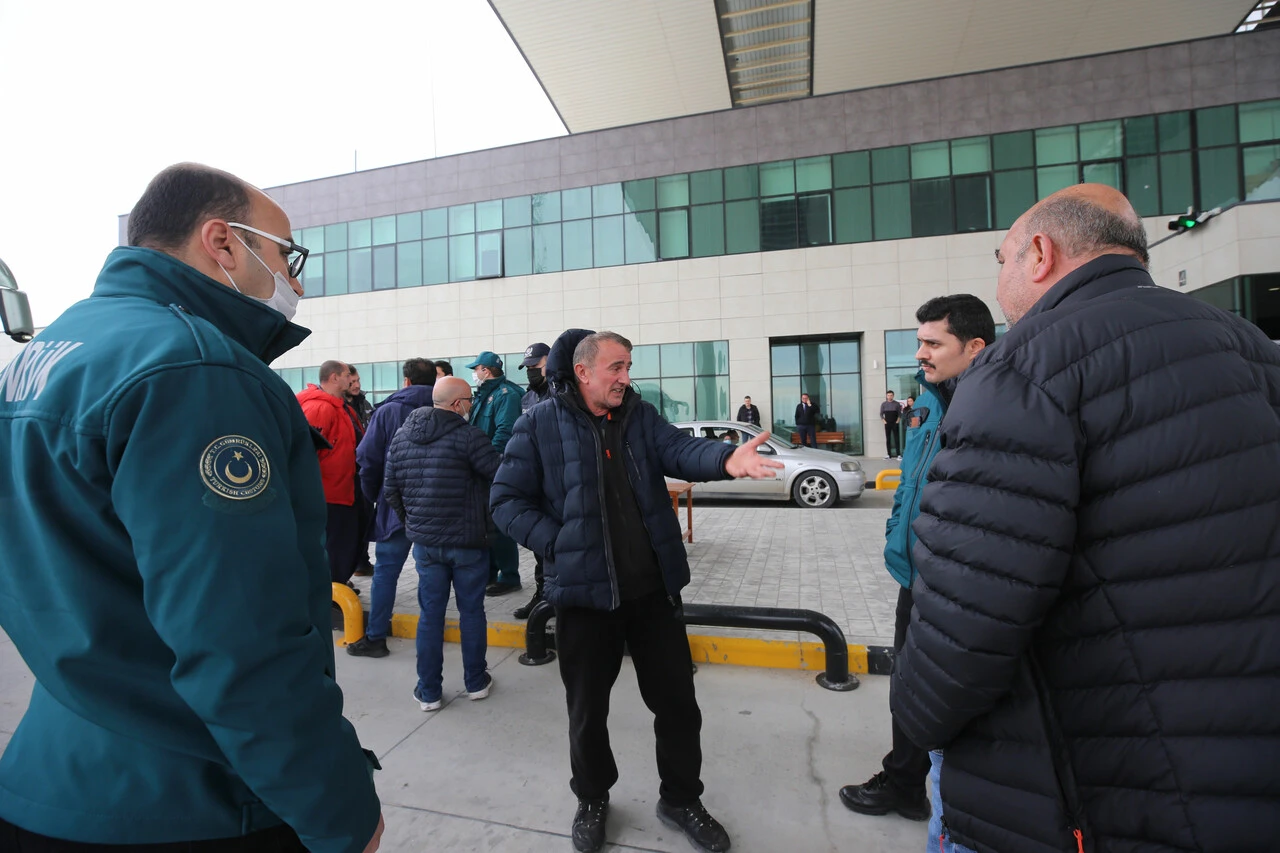 Yunanistan'da yangın çıkan feribottaki Türk vatandaşları Türkiye'ye getirildi
