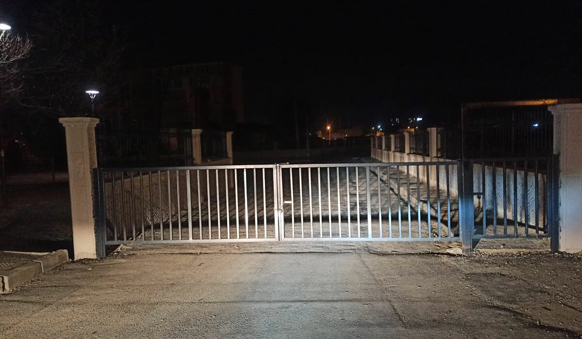 Uzaklaştırma kararı bulunan koca eşini okulda öldürdü