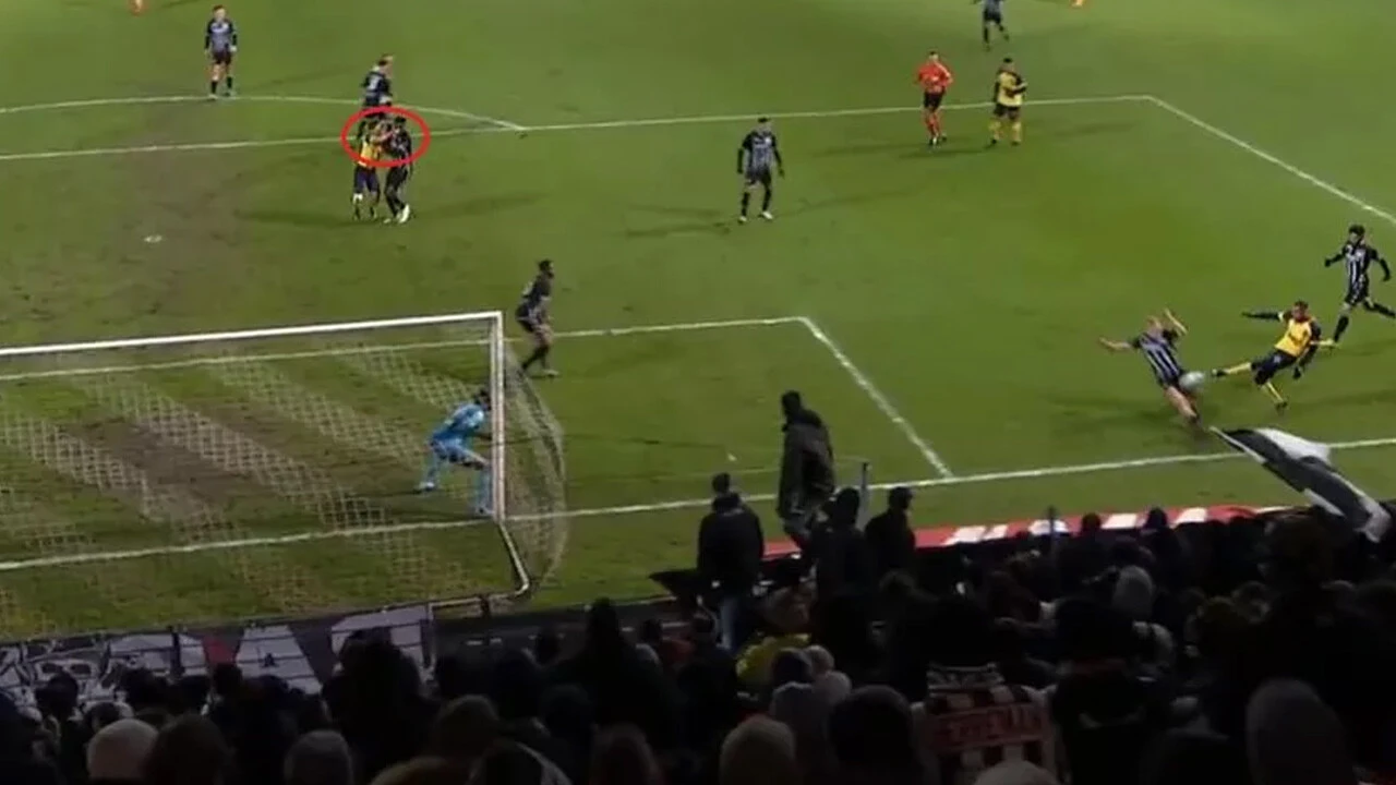 Galatasaraylı futbolcu yürekleri ağza getirdi! Rakibinden yumruk yedi, 2 kez bilincini kaybetti