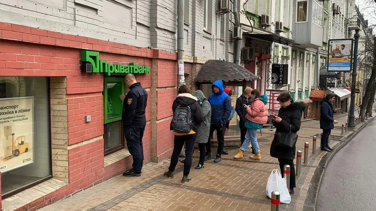 Ukrayna halkı işgal sonrası ülkeyi terk etmeye başladı: Akın akın kaçıyorlar