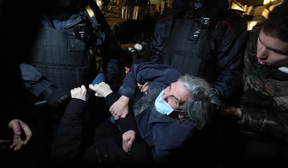 Savaş karşıtı eylemciler sokaklara döküldü! Rus polisinden sert müdahale yüzlerce gözaltı var