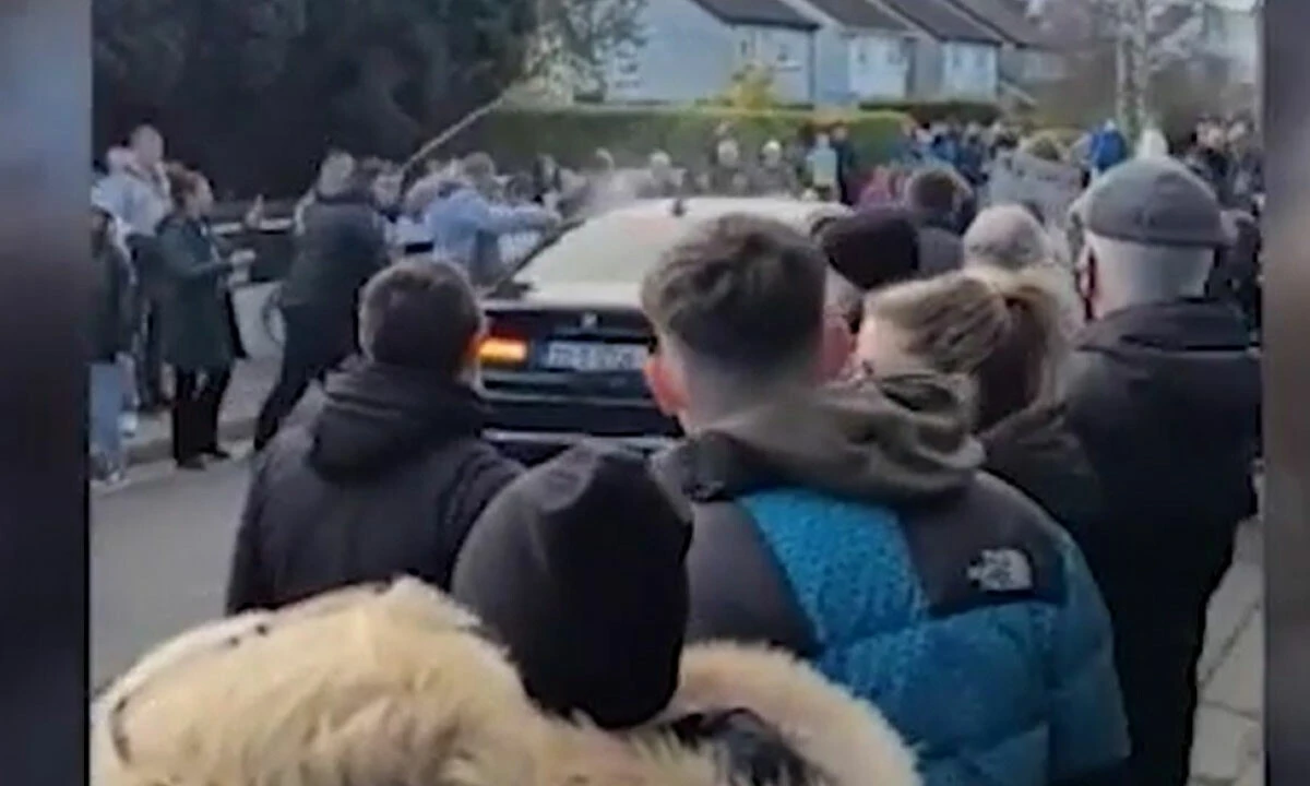 Rusya'nın işgaline öfke dinmiyor! İrlandalılar Rus Büyükelçisi'nin aracını tekmeledi