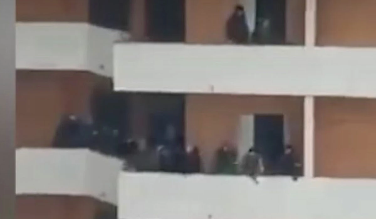 Rus işgaline karşı yumruklu savunma! Ukraynalı yaşlı adam tüfekli Rus askerine kafa tuttu