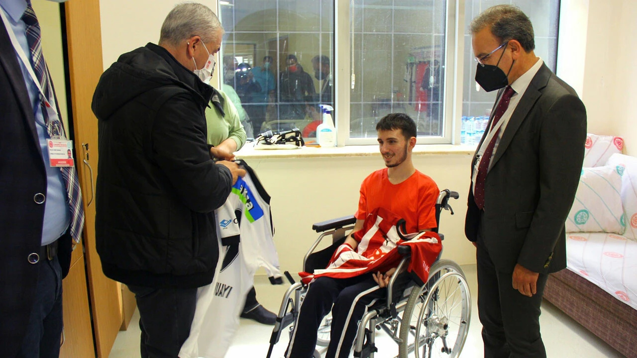 Rıza Çalımbay'dan Beşiktaş taraftarı gence "forma" jesti