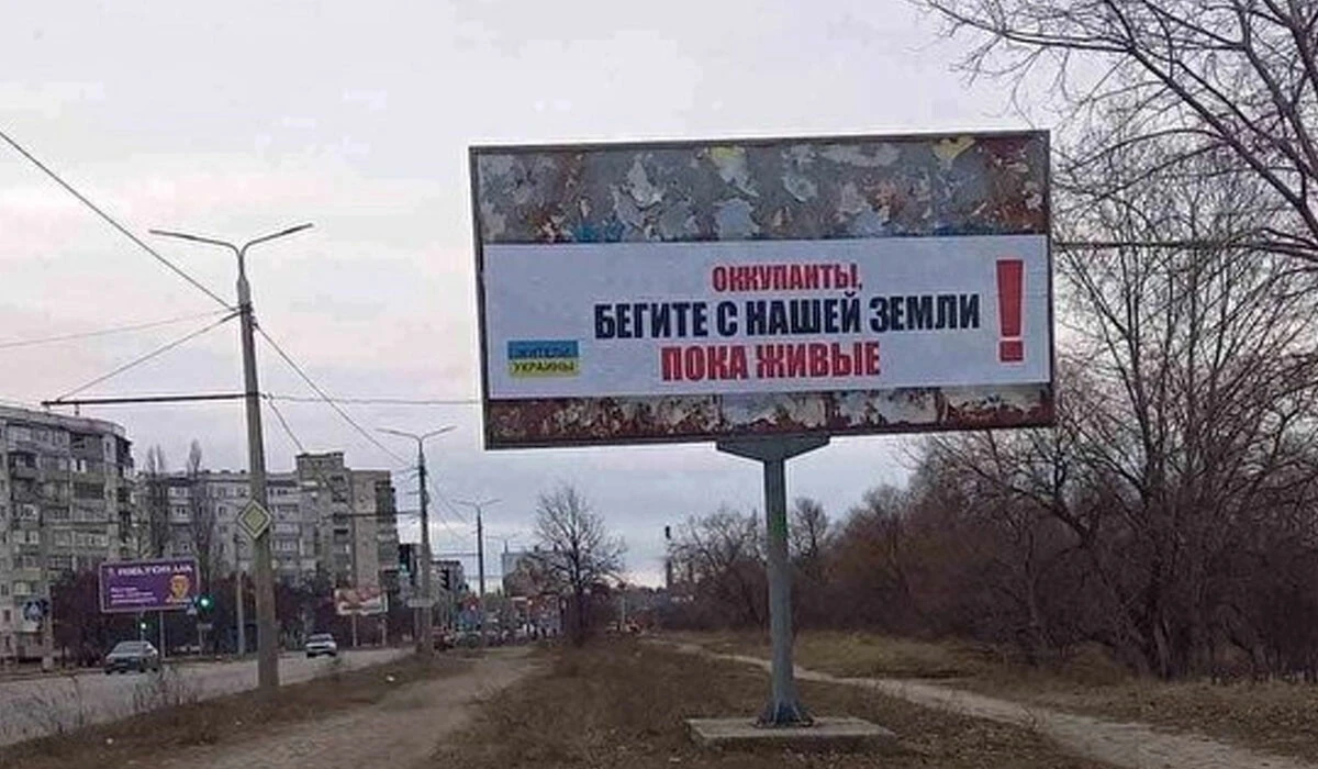 Ukraynalılar billboardla Rus askerlerine seslendi: Anneniz bizi öldürdüğünüzü biliyor mu?