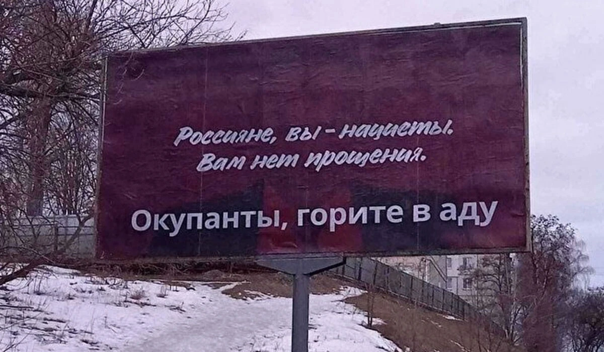 Ukraynalılar billboardla Rus askerlerine seslendi: Anneniz bizi öldürdüğünüzü biliyor mu?