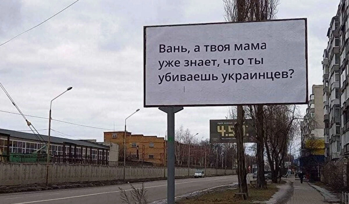 Ukraynalılar billboardla Rus askerlerine seslendi: Anneniz bizi öldürdüğünüzü biliyor mu?