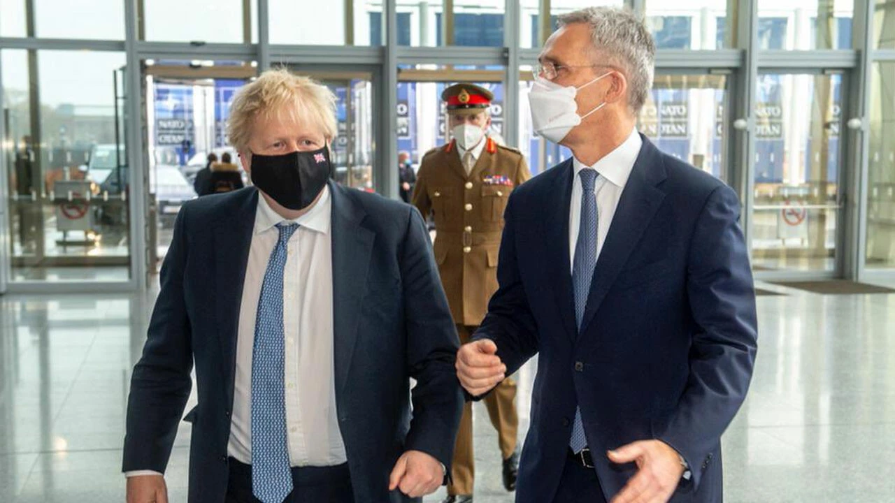 Boris Johnson tankların önünden mesaj verdi: Rusya 2 şeyi yanlış hesapladı