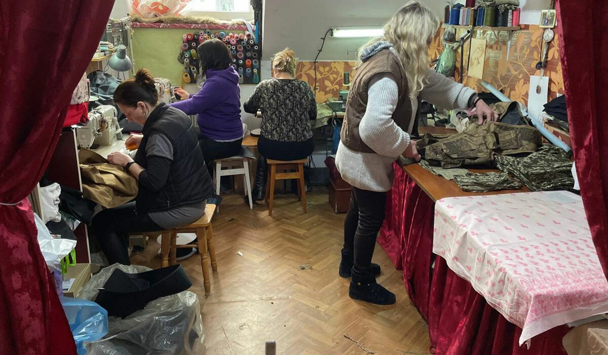 Ukraynalı kadınlar askerler için tulum dikiyor