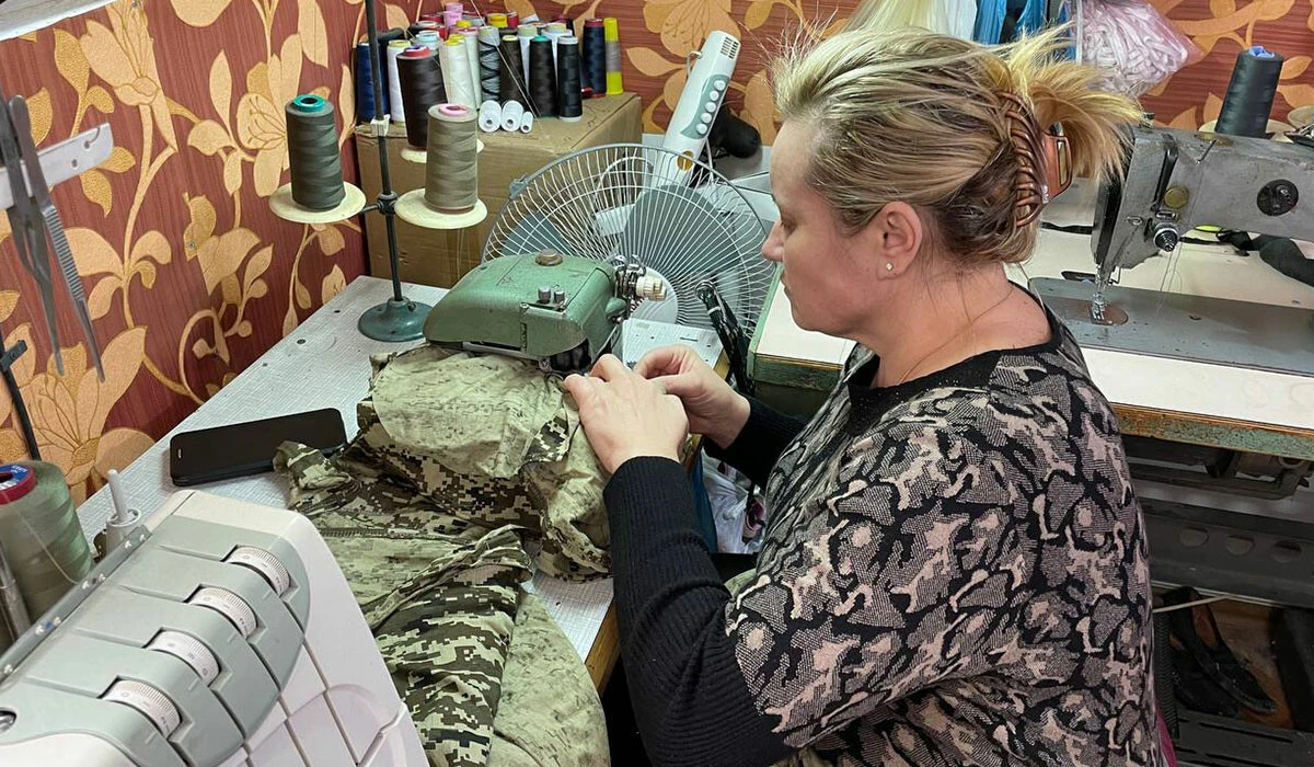 Ukraynalı kadınlar askerler için tulum dikiyor