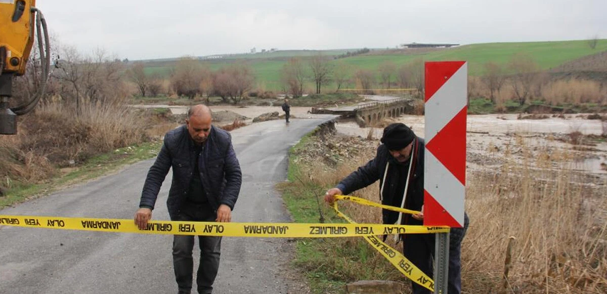 Şiddetli yağış köprüyü yıktı, arazileri su altında bıraktı