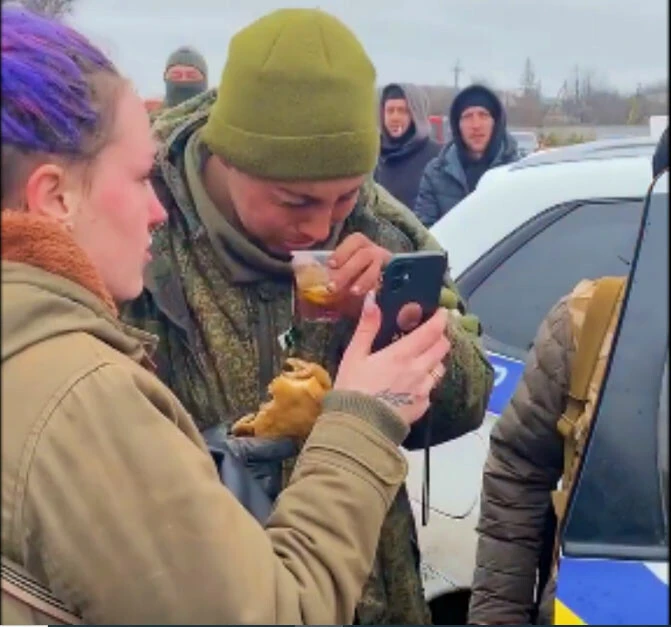 Ukraynalı kadınların esir Rus askerine yemek verdiği görüntüler viral oldu