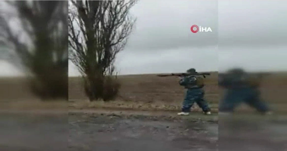 Ukraynalı halk Rus askerlerini tuzağa düşürüp zırhlı araçlarını imha etti