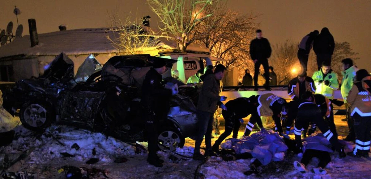 Hurdaya dönen otomobil 4 gence mezar oldu