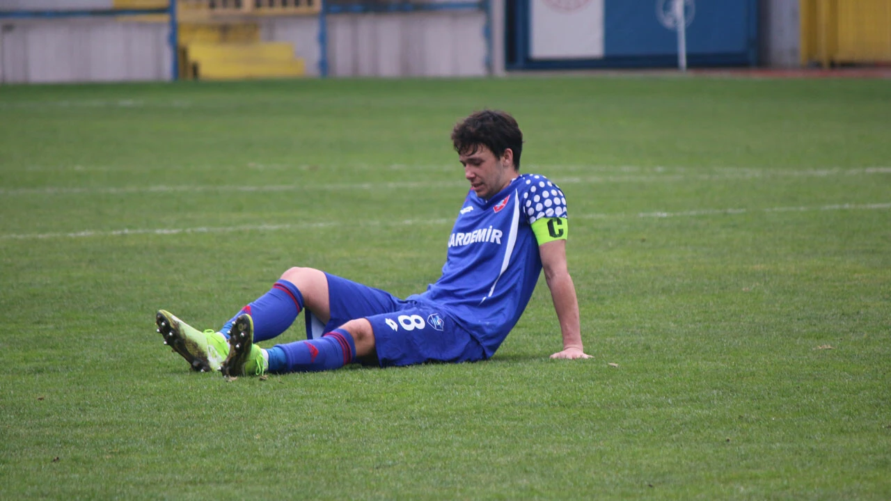 Amatör lige düşen Karabükspor başkanı helva dağıttı