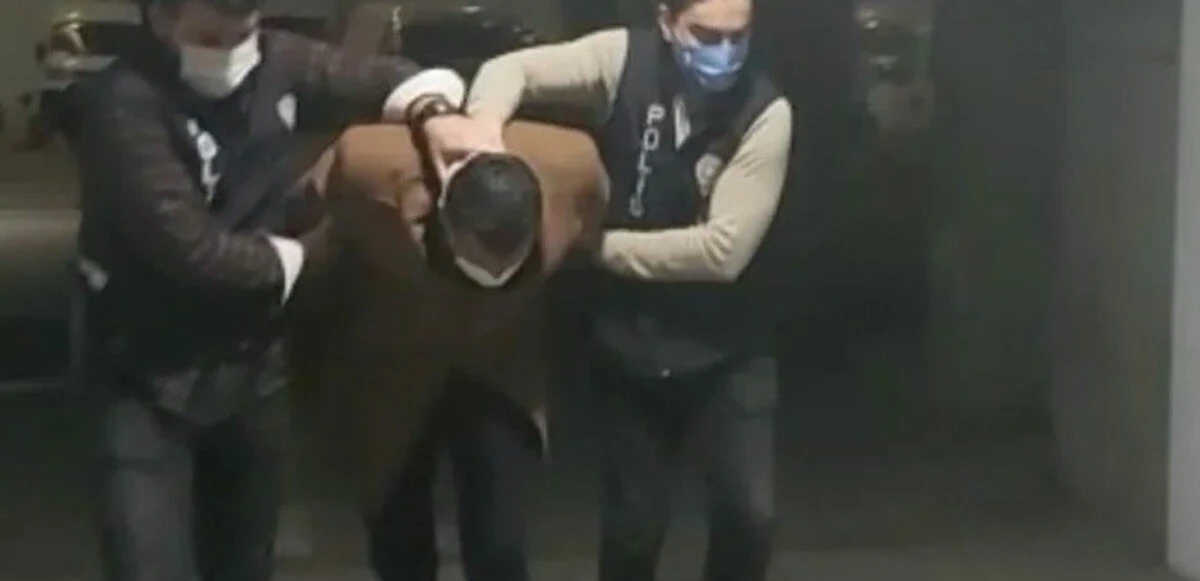 Kırmızı ışıkta geçti, kornaya kızdı, çekiçle sürücüye saldırdı