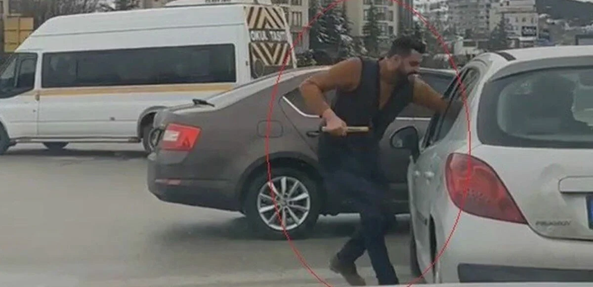 Kırmızı ışıkta geçti, kornaya kızdı, çekiçle sürücüye saldırdı