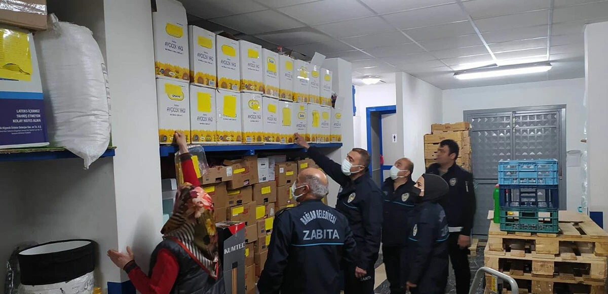 Ayçiçek yağını raftan kaldırıp depoya sakladılar! Stokçulara gece baskını