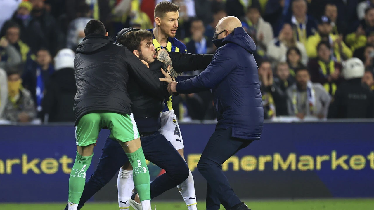 Fenerbahçe taraftarından Zorbay Küçük’e saldırı