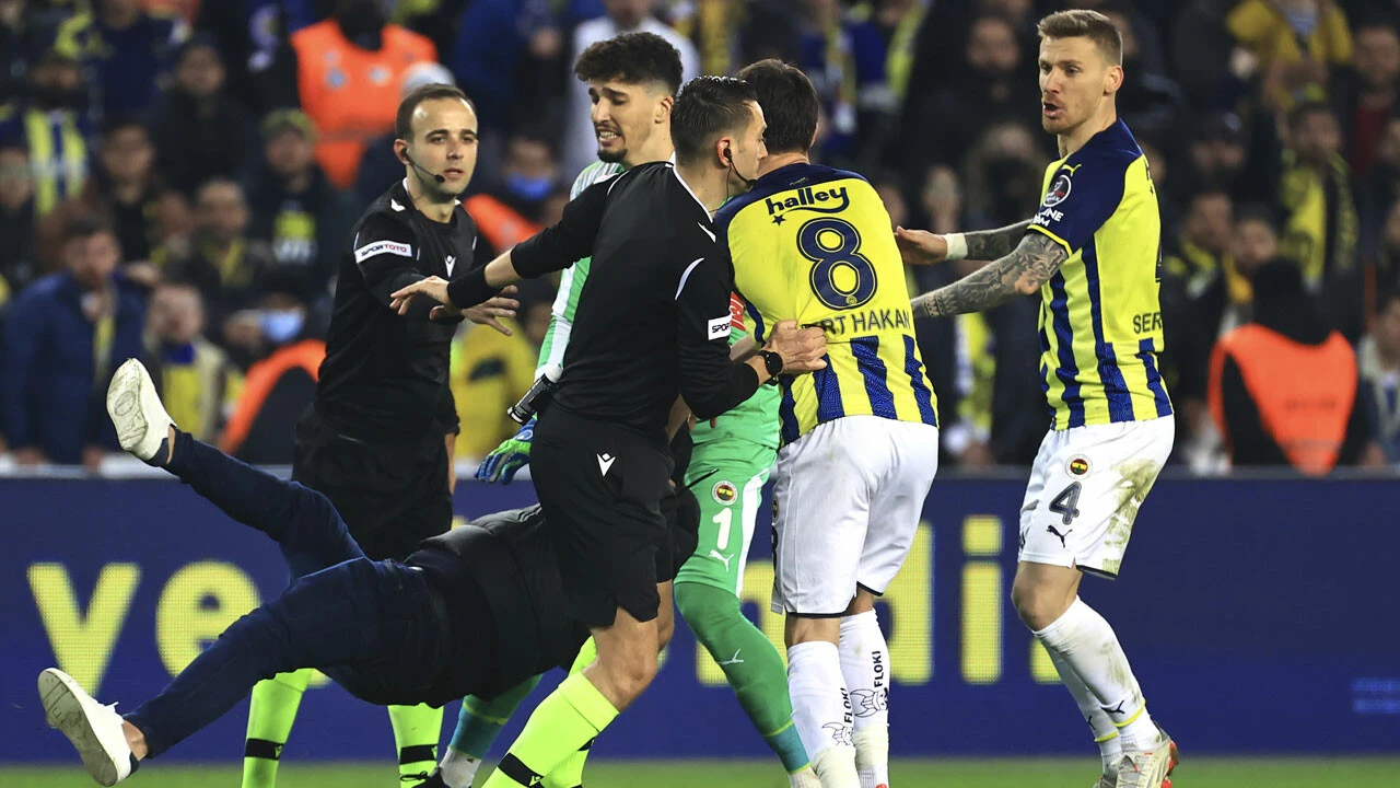 Fenerbahçe taraftarından Zorbay Küçük’e saldırı
