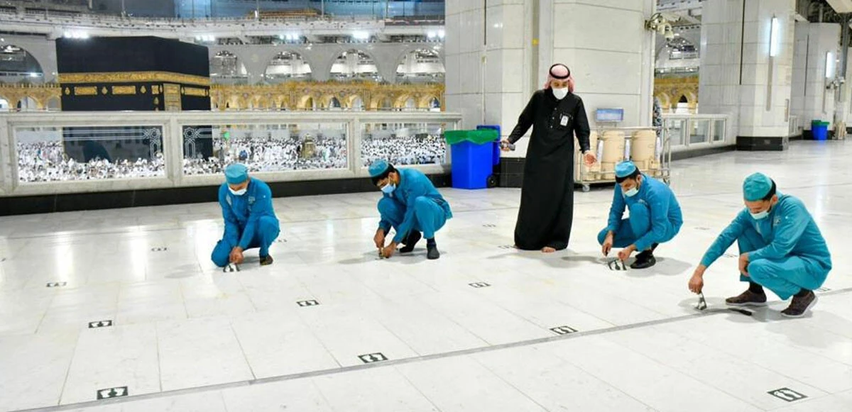 Kabe’de sosyal mesafe etiketleri çıkartıldı