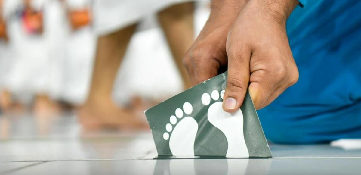 Kabe’de sosyal mesafe etiketleri çıkartıldı