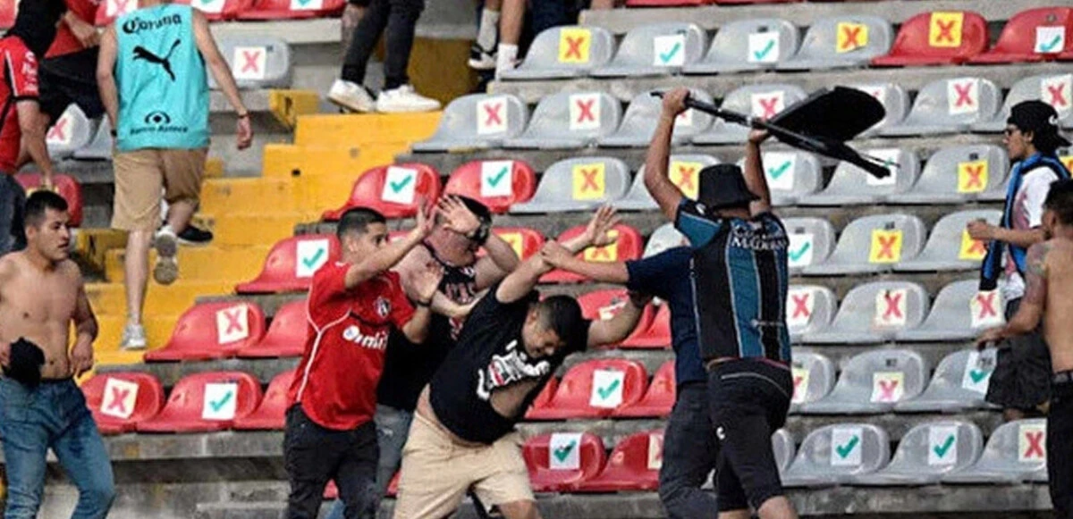 Meksika Ligi’nde tribünler birbirine girdi! 17 kişi öldü