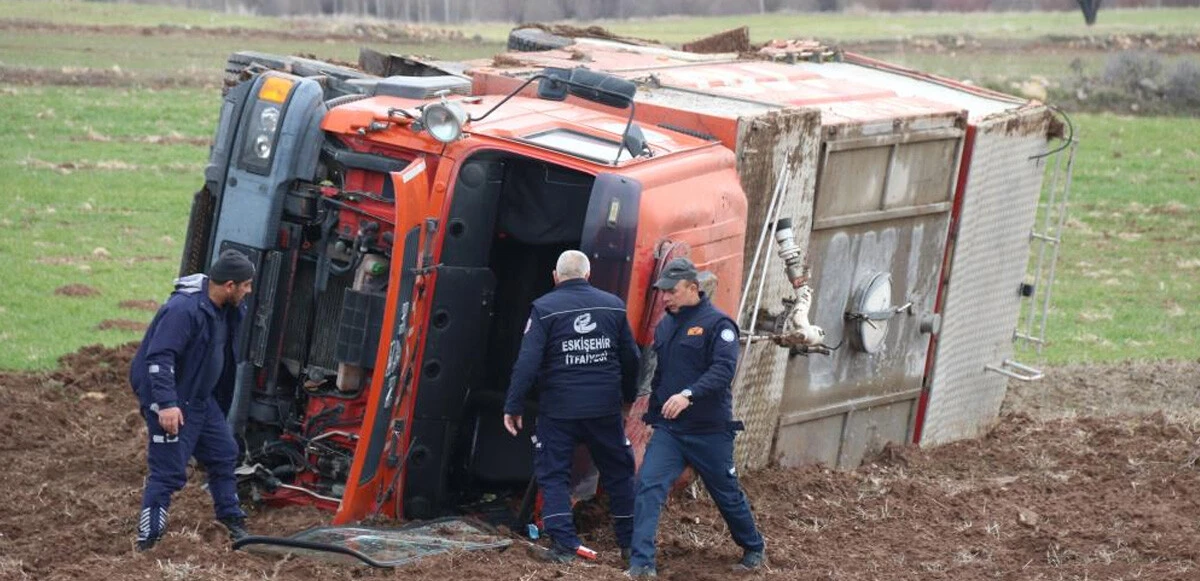 Servis otobüsü ile otomobil kafa kafaya çarpıştı: 3 ölü, 3 yaralı