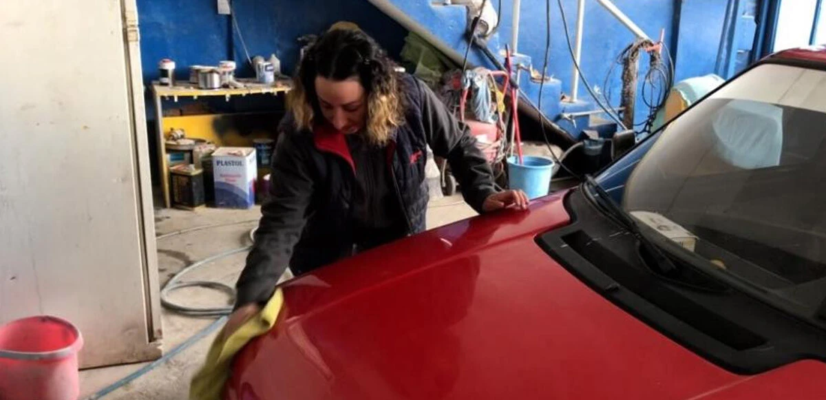 Evde saçını, işte arabaları boyuyor: Eylem boya ustası oldu