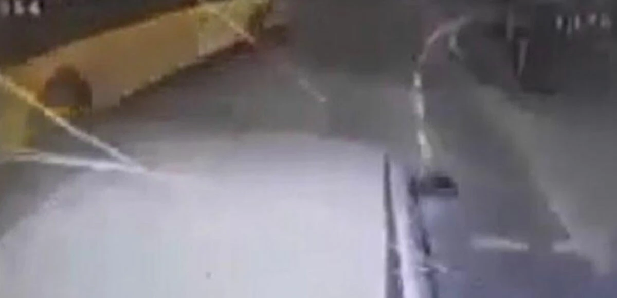 İETT otobüsünü aracı metrelerce sürükledi