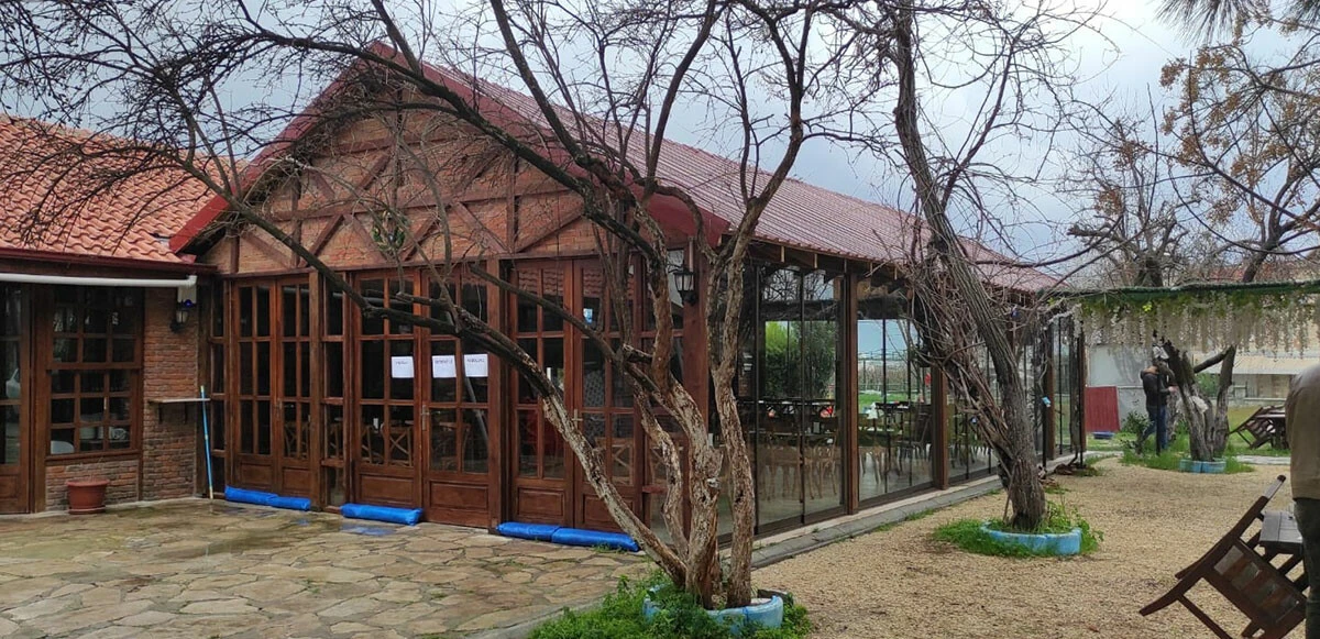 Garson eski belediye başkanına kurşun yağdırdı