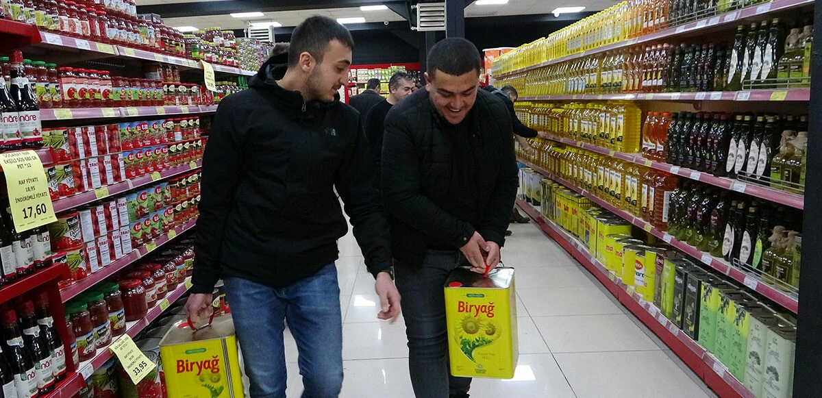 Yağa hücum eden vatandaşlara market sahibinden tokat gibi cevap