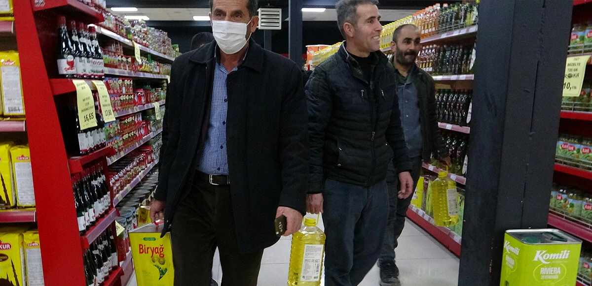 Yağa hücum eden vatandaşlara market sahibinden tokat gibi cevap