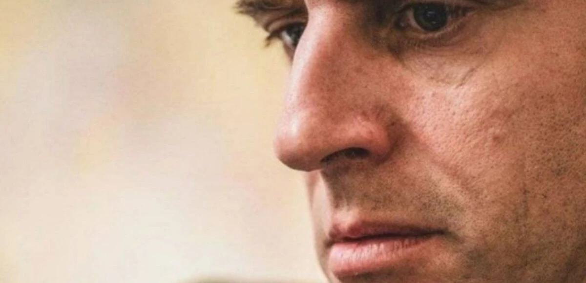 Vladimir Putin ile görüşen Macron'un hayal kırıklığı objektiflere yansıdı