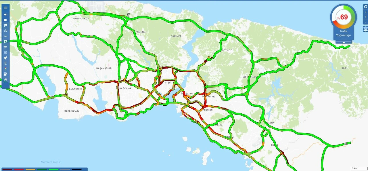 İstanbul’da beklenen kar yağışı başladı, Trafik felç oldu