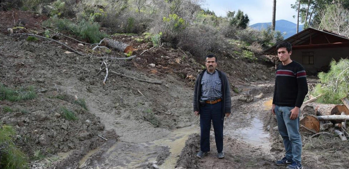 Heyelan oturdukları evi tehdit ediyor