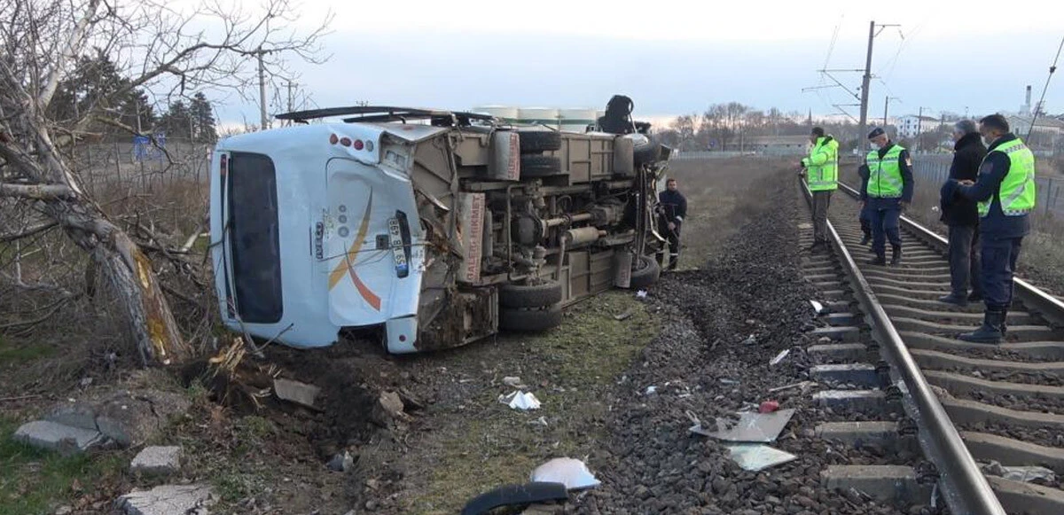 Kırklareli’nde trenle işçi servisi çarpıştı: Çok sayıda yaralı var