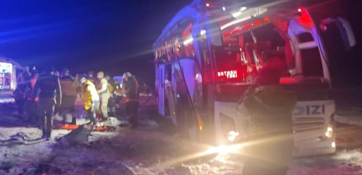 Sivas'ta yolcu otobüsü şarampole uçtu! Feci kazada 4'ü ağır 20 kişi yaralandı
