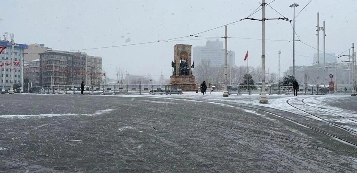 Son dakika: İstanbul beyaza büründü: Bazı bölgelerde kar kalınlığı 20 santime ulaştı