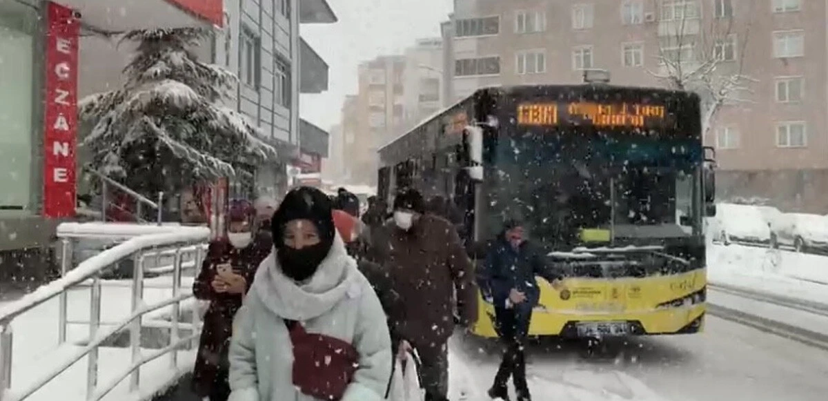 İstanbul'da yollar buz pistine döndü: Vatandaşlar yolda kaldı
