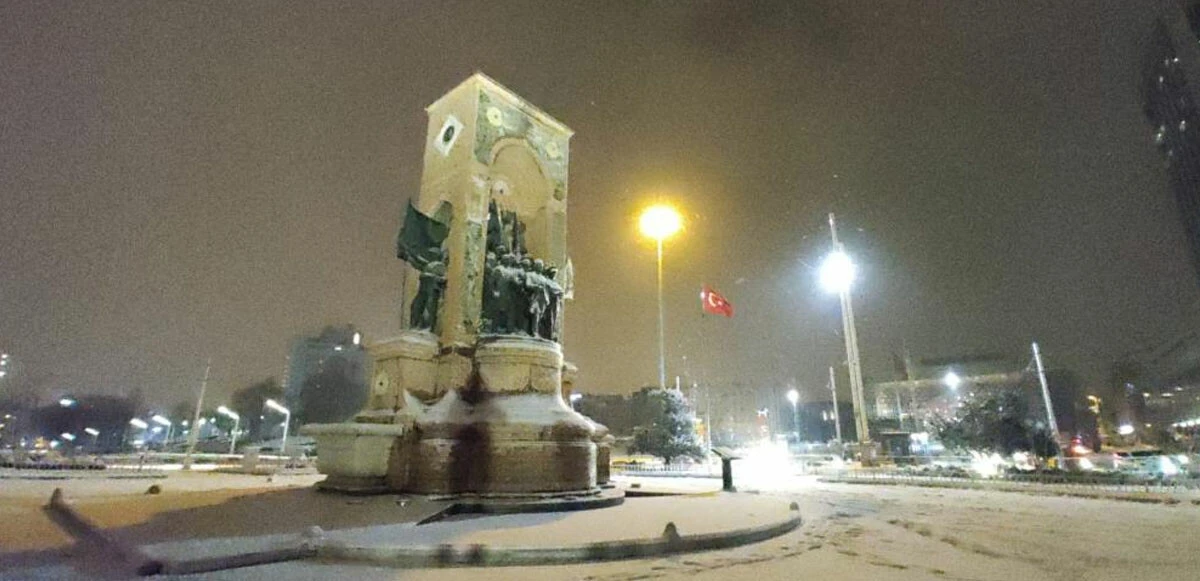 İstanbul 'Aybar Kar Fırtınası'na teslim: Giriş-çıkış yasağı sona erdi